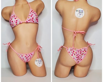 Bébé Rose avec Motif Cerise w / Bébé Rose Garniture Couverture Complète Haut Scrunch Fesses Bas 2 Pièce Micro String Bikini Set Taille Unique