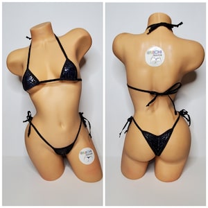 Puede incluir: Bikini negro con lentejuelas con un top triangular y una parte inferior de talle bajo. El bikini está atado al cuello y a los lados. El bikini está en un maniquí.