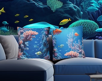Könnte beinhalten: Zwei blaue Kissen mit einem Korallenriff- und Fischdesign. Die Kissen liegen auf einem blauen Sofa vor einer Wandmalerei mit einer Unterwasser-Szene.