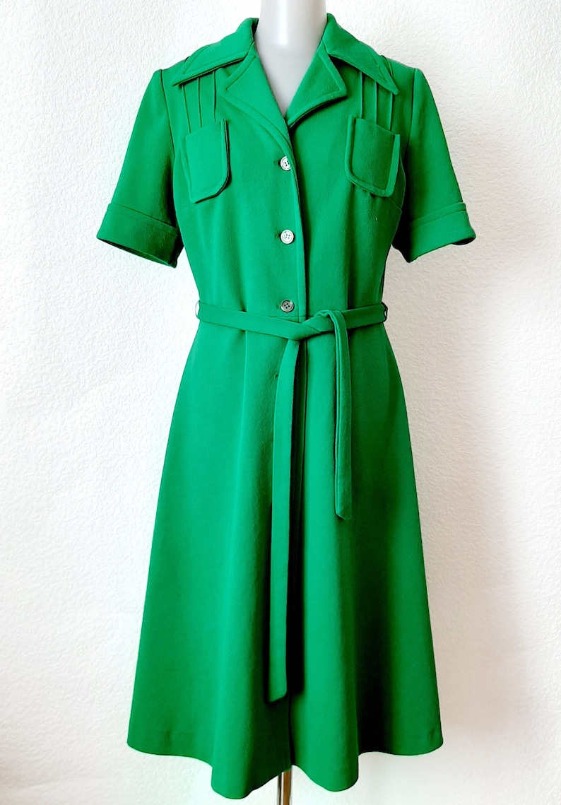 Vintage 70s Womens Green Safary Style CRIMPLENE Polyester Short Sleeve A-line Fitted Button down Single Breasted Collared V Neck Dress L10