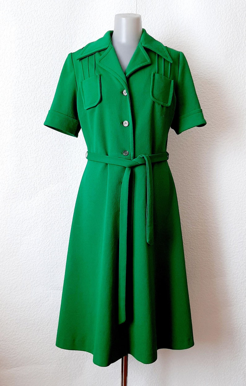 Vintage 70s Womens Green Safary Style CRIMPLENE Polyester Short Sleeve A-line Fitted Button down Single Breasted Collared V Neck Dress L10