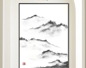 Könnte beinhalten: Ein Schwarzweiß-Tuschbild von Bergen und Wolken im minimalistischen Stil, schwarz gerahmt und an einer weißen Wand in einem Flur mit Holzboden hängend. Zwei Holzhocker stehen vor dem Bild.