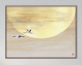 以下が含まれることがあります： 2 羽の鶴が黄色い太陽を背景に飛んでいる、額入りのアートワーク。アートワークは茶色のフレームに入っており、モダンなリビングルームのベージュのソファの上に飾られています。部屋には木製のパネルがあります。