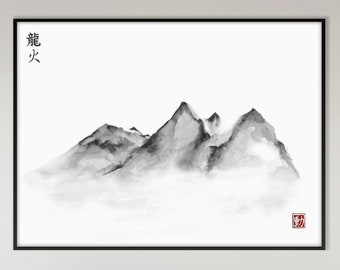 Pode incluir: Uma pintura a tinta preta e branca de montanhas com um selo vermelho no canto inferior direito. A pintura é emoldurada em preto e pendurada em uma parede branca acima de um sofá branco.