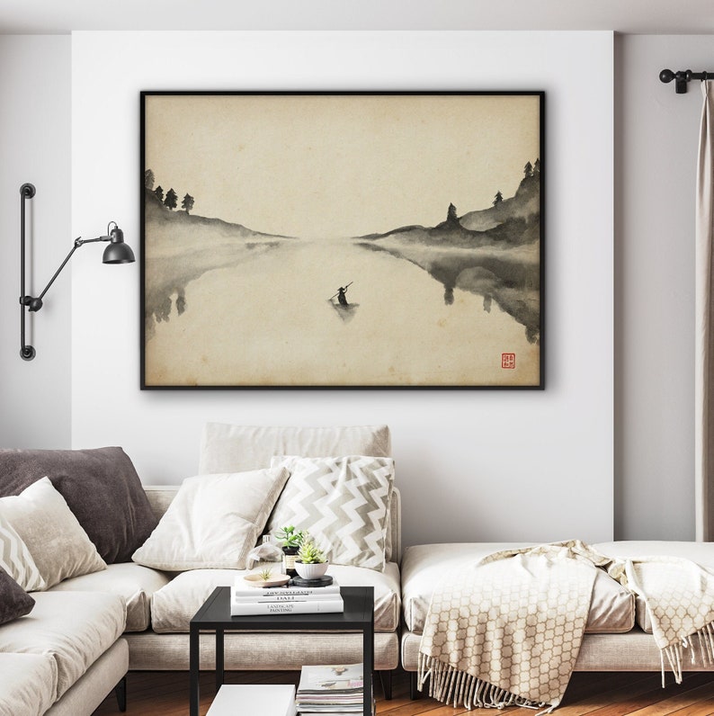 Puede incluir: Una pintura minimalista en blanco y negro de una persona remando en un lago con monta&ntilde;as en el fondo. La pintura tiene un aspecto vintage, descolorido y un sello rojo en la esquina inferior derecha.