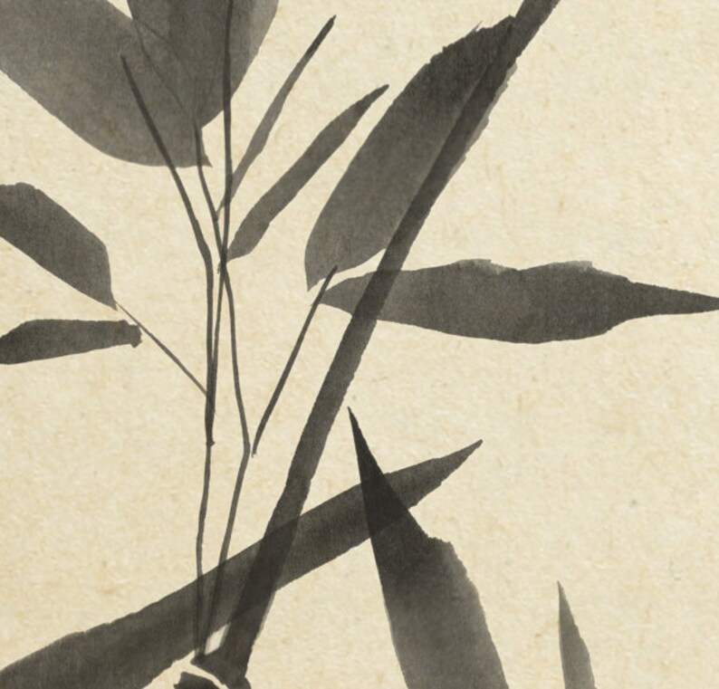 Pu&ograve; includere: Dipinto a inchiostro nero e bianco di foglie e steli di bamb&ugrave; su uno sfondo beige chiaro.