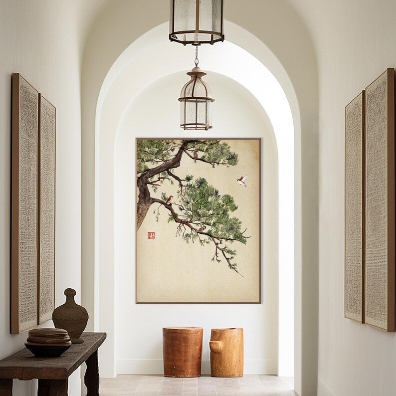Pode incluir: Uma obra de arte emoldurada com uma pintura em aquarela de um galho de pinheiro com agulhas verdes e pequenos p&aacute;ssaros. A obra de arte &eacute; exibida em um corredor com uma mesa de madeira r&uacute;stica, bancos decorativos e lanternas suspensas.