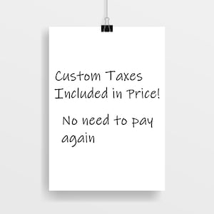 Pode incluir: Um cartaz branco com texto preto que diz "Custom Taxes Included in Price! No need to pay again." O cartaz &eacute; preso por um clip preto.