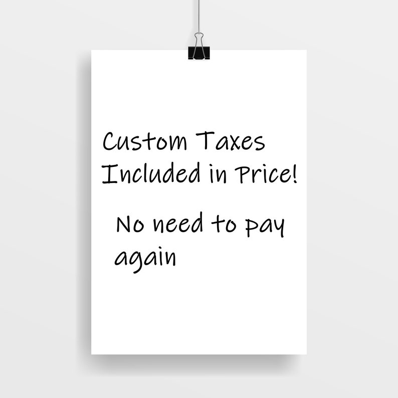 Pode incluir: Um cartaz branco com texto preto que diz "Custom Taxes Included in Price! No need to pay again." O cartaz &eacute; preso por um clip preto.