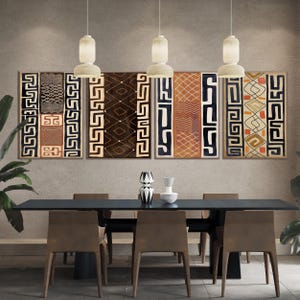 Può includere: Sei pannelli di arte murale incorniciati con motivi geometrici nei toni del marrone, nero e crema sono appesi sopra un tavolo da pranzo scuro. La stanza presenta colori neutri, con lampade a sospensione e sedie moderne.