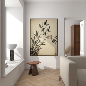 Pu&ograve; includere: Una stampa incorniciata di un disegno a inchiostro nero e bianco di rami di bamb&ugrave; con due piccoli uccelli appollaiati sui rami. Lo sfondo &egrave; di colore beige chiaro.