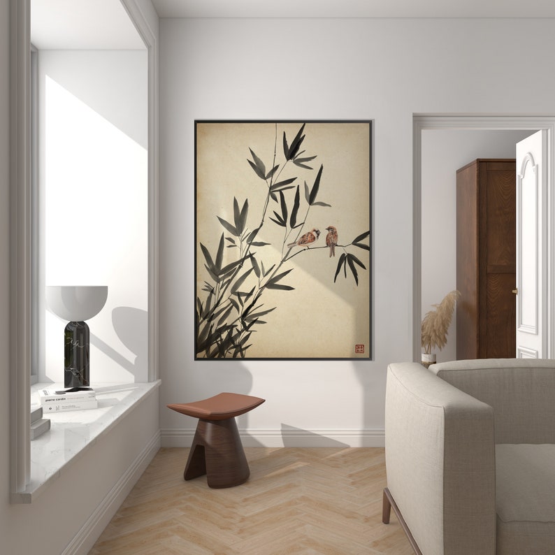 Pu&ograve; includere: Una stampa incorniciata di un disegno a inchiostro nero e bianco di rami di bamb&ugrave; con due piccoli uccelli appollaiati sui rami. Lo sfondo &egrave; di colore beige chiaro.