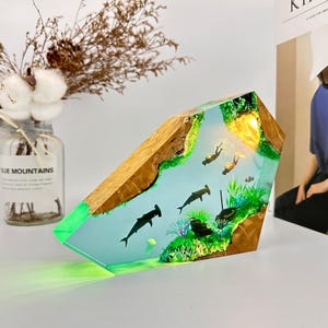 Luminária de resina para tubarão-martelo: Luz noturna de madeira epóxi com cena de mergulho