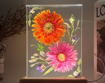 Blommor i harts: Nattlampa med epoxi för torra blommor
