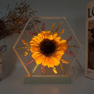 Flower resin lamp, sunflowers epoxy lamp, sunflower lights shine brightly in the night, flower resin lamp, flower epoxy lamp, bedside lamp