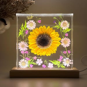 Real Dried Flower Resin Lamp: Sunflower Daisy Wood Night Light