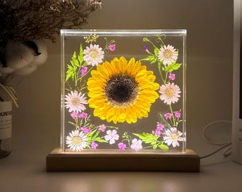 Lampada da notte in resina con veri fiori secchi: Girasole, Margherita e Legno