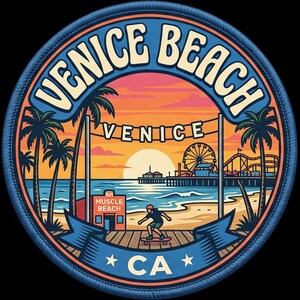 Puede incluir: Un parche bordado circular con una escena de atardecer en Venice Beach, California. El diseño incluye palmeras, un muelle con una noria, un edificio de Muscle Beach y una persona en monopatín. El texto dice VENICE BEACH, VENICE y CA.