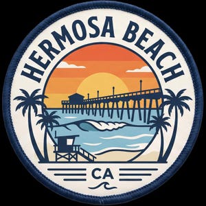 Puede incluir: Un parche bordado circular que muestra una escena de atardecer sobre Hermosa Beach, California. El diseño incluye un muelle azul oscuro, palmeras y una torre de salvavidas contra un cielo naranja. El texto dice HERMOSA BEACH y CA.