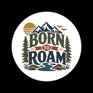 Könnte beinhalten: Ein runder Aufkleber mit einer Grafik aus Bergen, Tannen, einem Fluss, einer Sonne und zwei Vögeln. Der Text BORN TO ROAM ist mittig in Dunkelblau und Orange platziert. Das Design verwendet eine Farbpalette aus Dunkelblau, Olivgrün und Orange.