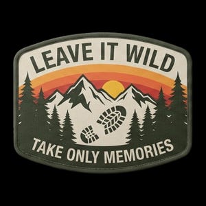 Puede incluir: Un parche bordado rectangular con esquinas redondeadas que muestra un paisaje de montaña, pinos y una puesta de sol. El texto LEAVE IT WILD está en la parte superior y TAKE ONLY MEMORIES en la inferior. Una huella de bota está centrada.