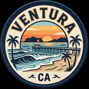 Puede incluir: Un parche bordado circular que muestra una escena de playa al atardecer con palmeras, un muelle y olas del mar. El texto VENTURA está arqueado en la parte superior en azul oscuro, con CA centrado en la parte inferior entre dos iconos de olas.