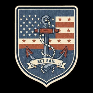 Op de afbeelding: Een schildvormige sticker met een gestileerde Amerikaanse vlag op de achtergrond en een centraal grijs anker omwikkeld met een wit touw. Een crèmekleurige banner onderaan toont de tekst SET SAIL in donkerblauwe hoofdletters.