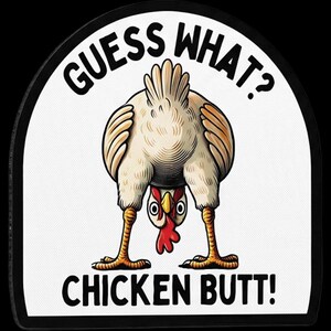 Könnte beinhalten: Ein weißer Aufkleber mit schwarzem Rand zeigt eine Cartoon-Illustration eines Huhns, das sich bückt und den Kopf zwischen den Beinen hat. Der Text GUESS WHAT? steht in Schwarz über dem Huhn und CHICKEN BUTT! steht in Schwarz darunter.