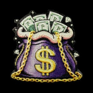 Op de afbeelding: Een geborduurde patch met een paarse geldzak met een groot geel dollarteken, overvol met groene bankbiljetten. Het ontwerp bevat een gele ketting die over de voorkant is gedrapeerd en kleine witte steraccenten op een zwarte achtergrond.