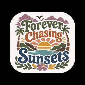 Può includere: Un adesivo quadrato con angoli arrotondati che presenta il testo Forever Chasing Sunsets in verde scuro, arancione e blu navy. Il design include un sole giallo, palme, colline, uno specchio d'acqua, nuvole viola e un fiore di ibisco.