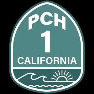Puede incluir: Un letrero en forma de escudo con fondo verde azulado y borde blanco. El texto PCH 1 CALIFORNIA está impreso en blanco. Debajo del texto, un gráfico blanco representa una ola estilizada y un sol naciente sobre un fondo negro.