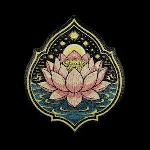 Op de afbeelding: Een geborduurde patch met een roze lotusbloem in het midden van een donkerblauwe vijver. Boven de bloem bevinden zich een gele zon en sterren tegen een zwarte lucht. Het ontwerp is gevat in een puntige, decoratieve goudkleurige rand.