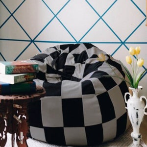 Funda de puf con patchwork en blanco y negro, sillón tipo puf para niños y adultos, decoración de salón, rincón de lectura, espacio de relax, monocromo.