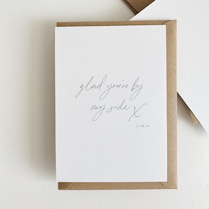 Może przedstawiać: Biała kartka z ręcznie napisanym tekstem "glad you're by my side X" i datą "17.08.24" napisaną poniżej.