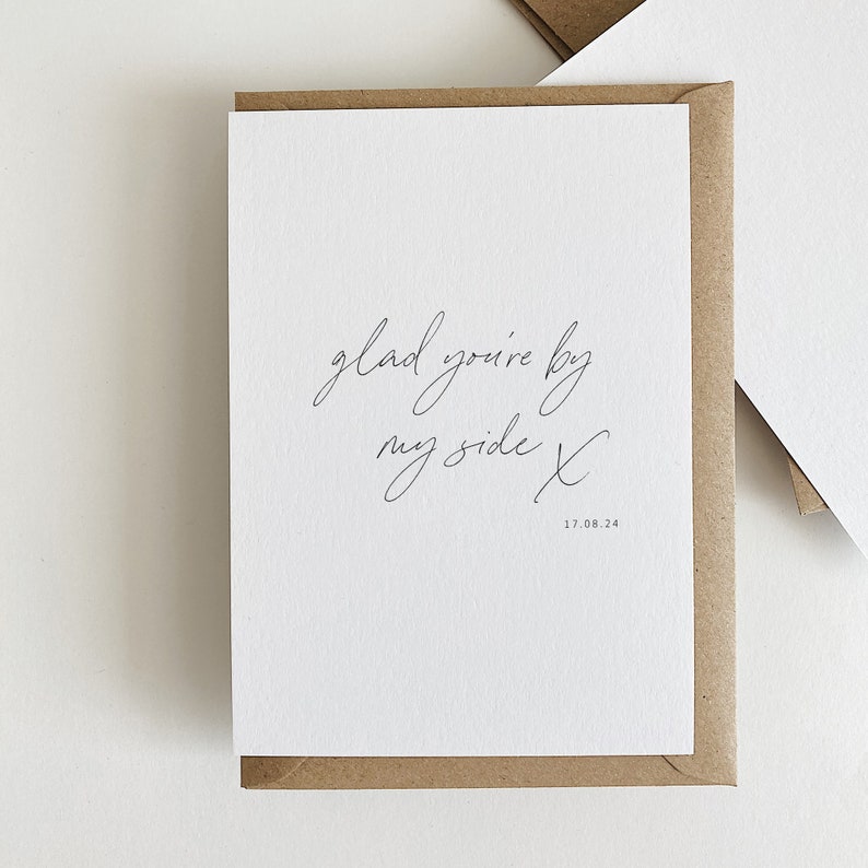 Może przedstawiać: Biała kartka z ręcznie napisanym tekstem "glad you're by my side X" i datą "17.08.24" napisaną poniżej.