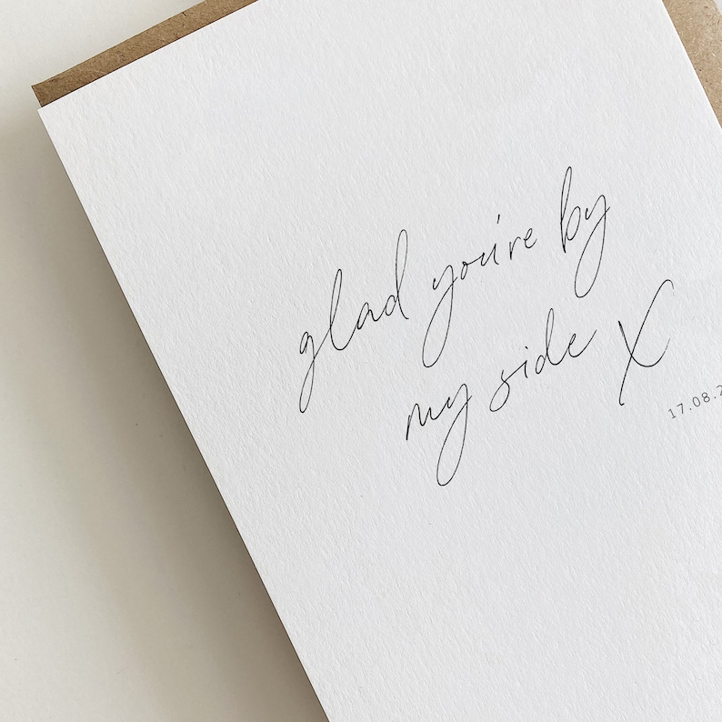 Może przedstawiać: Biała kartka z czarnym ręcznie pisanym tekstem, kt&oacute;ry brzmi "glad you're by my side" i ręcznie podpisanym "X". Data "17.08.2" jest napisana w prawym dolnym rogu.