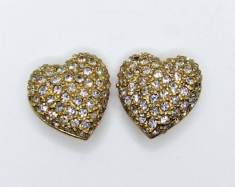 Par de pendientes con forma de corazón de metal dorado y diamantes de imitación