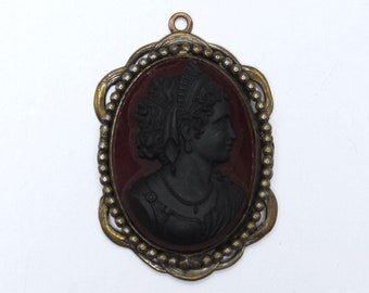 Colgante camafeo vintage con fondo granate