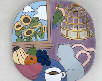 Plato de cerámica artesanal con diseño de gato, firmado por el artista en 1990, con girasoles, loro y fruta (23,5 cm).