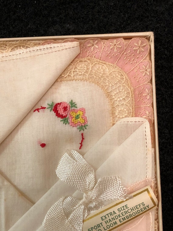 Vintage Embroidered Handkerchiefs Set of 4 - image 5