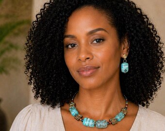 Handgemaakte set met blauwe kralenketting en oorbellen