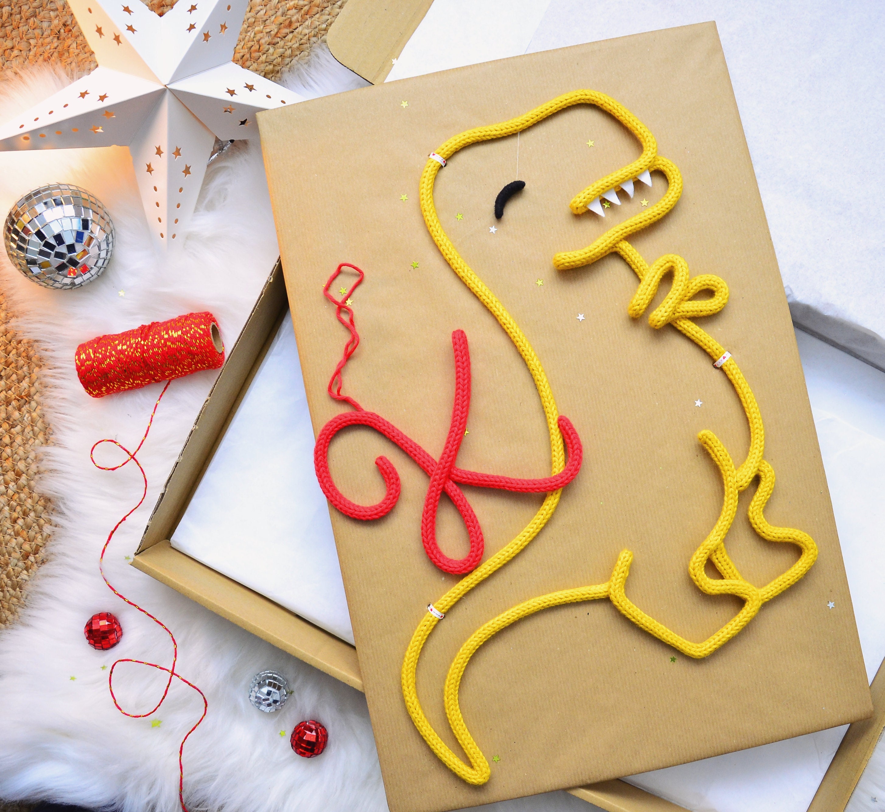 Tricotin | Dinosaure en Tricotin à Suspendre Laine Tyrannosaure Brontosaure Déco Chambre Bébé Annive