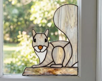 Patrón de atrapasoles de ardilla en vidrieras: plantilla de animales para manualidades en PDF y PNG.