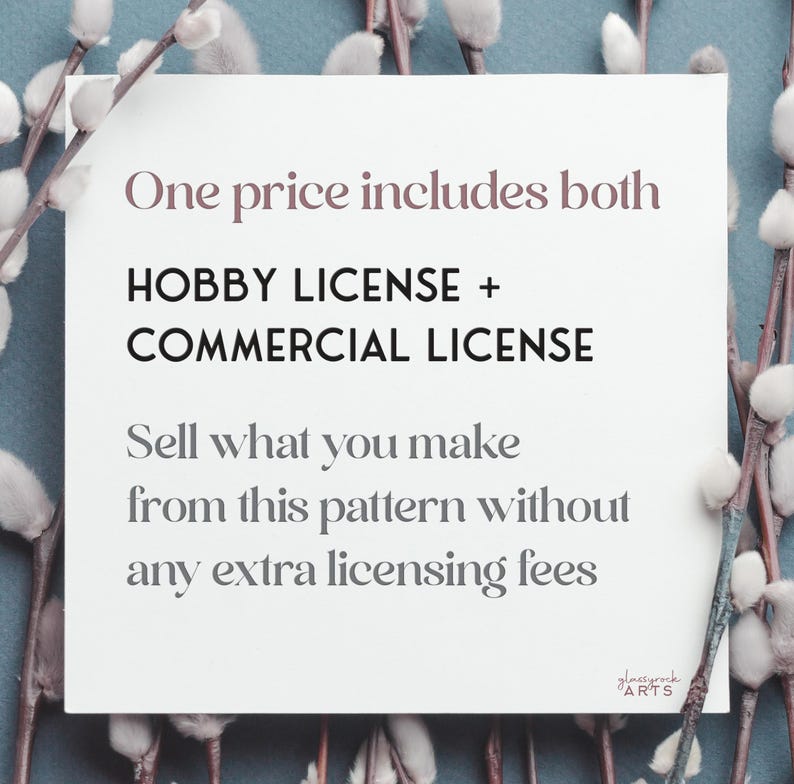 Op de afbeelding: Een witte kaart met de tekst "One price includes both HOBBY LICENSE + COMMERCIAL LICENSE Sell what you make from this pattern without any extra licensing fees" en de tekst "glassyrock ARTS" in roze.