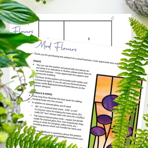 Op de afbeelding: Een glas-in-loodpatroon voor een bloemenontwerp. Het patroon bevat instructies voor materialen en gebruik. Het patroon heet "Mod Flowers".