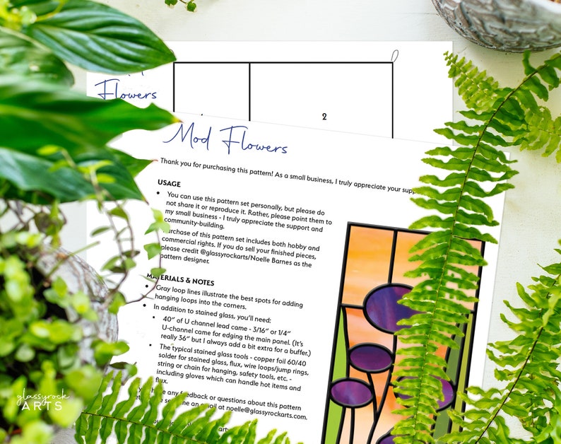 Op de afbeelding: Een glas-in-loodpatroon voor een bloemenontwerp. Het patroon bevat instructies voor materialen en gebruik. Het patroon heet "Mod Flowers".