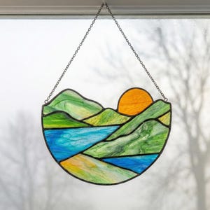Berglandschaft Glasmalerei-Muster: Modernes Suncatcher-Design (PDF & PNG)