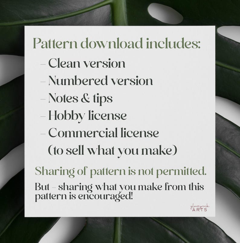 Op de afbeelding: Een witte kaart met zwarte tekst die de inhoud van een digitale patroondownload beschrijft. De tekst luidt "Pattern download includes: Clean version, Numbered version, Notes & tips, Hobby license, Commercial license (to sell what you make). Sharing of pattern is not permitted. But - sharing what you make from this pattern is encouraged!" De kaart bevindt zich op een groene, bladerige achtergrond.