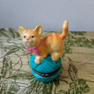 Vintage retro mid century Ceramic  Kitten Ball of Yarn Pill Box Made in France Animal Cat Feline