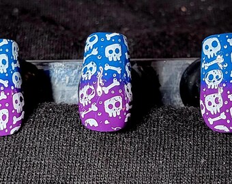 Blauwe en paarse ombre schedels, handgeschilderde persnagels